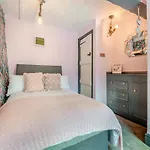 Holiday home The Tipsy Bee At 143