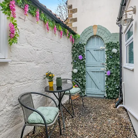 Holiday home The Tipsy Bee At 143,