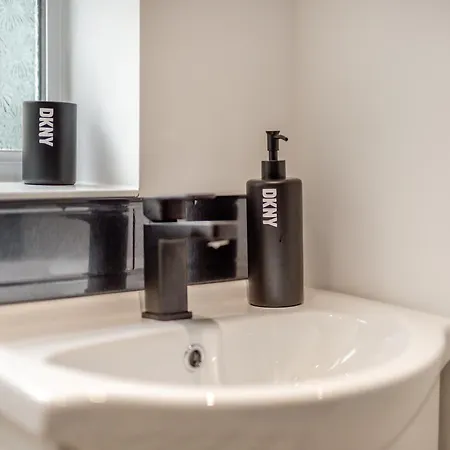 The Tipsy Bee At 143 * Guisborough