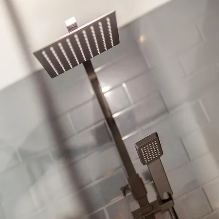 The Tipsy Bee At 143 بيت للعطل