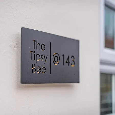 The Tipsy Bee At 143 * غيوسبرو