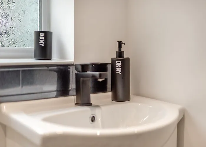 The Tipsy Bee At 143 * غيوسبرو