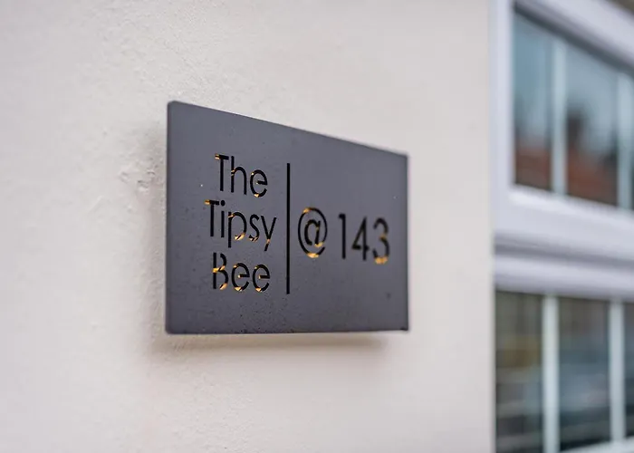 The Tipsy Bee At 143 * غيوسبرو